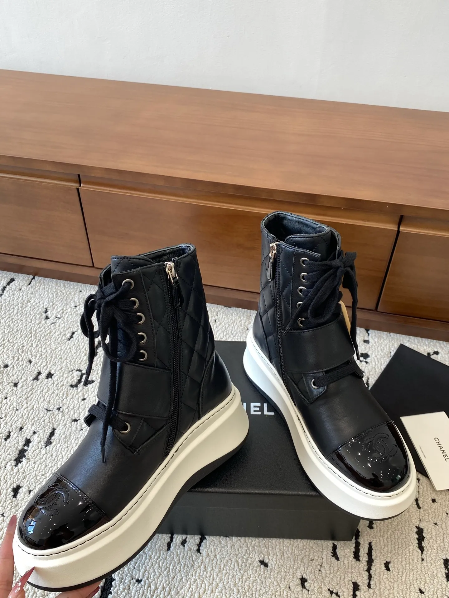 👟👟Ex-factory price 760👟👟 CHANEL 2025s autumn and winter series thick-soled short boots, made of imported cowhide, with an additional height of 5cm to show leg length. The boots follow Chanel's classic rhombus pattern, and add this year's popular sun buckle. Xiao Meimei likes it especially. This is Chanel's hot style for autumn and winter this year. With the traditional inner zipper, it is easy to put on the feet and super comfortable. It is a must-have for this autumn and winter. Upper material: imported cowhide with rhombus microfiber, washed denim ❤︎ Consistently authentic ❤︎ Outsole: original Italian TPU foam outsole Number of yards: 35-40 (Customized size 40 is non-refundable and non-exchangeable) Buy now 👉 Buy now 👉 Buy now 👉 Buy now 👉